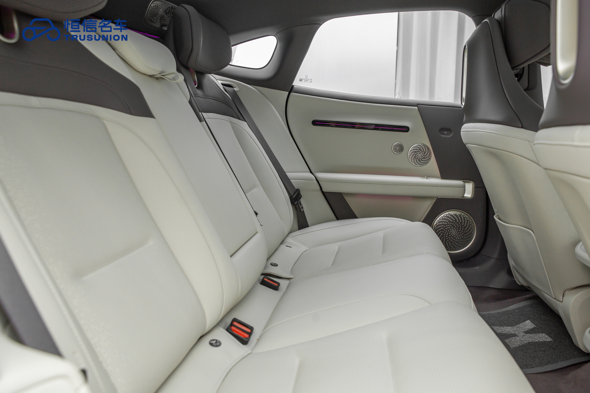 Avatr 06 2025 car image #16
