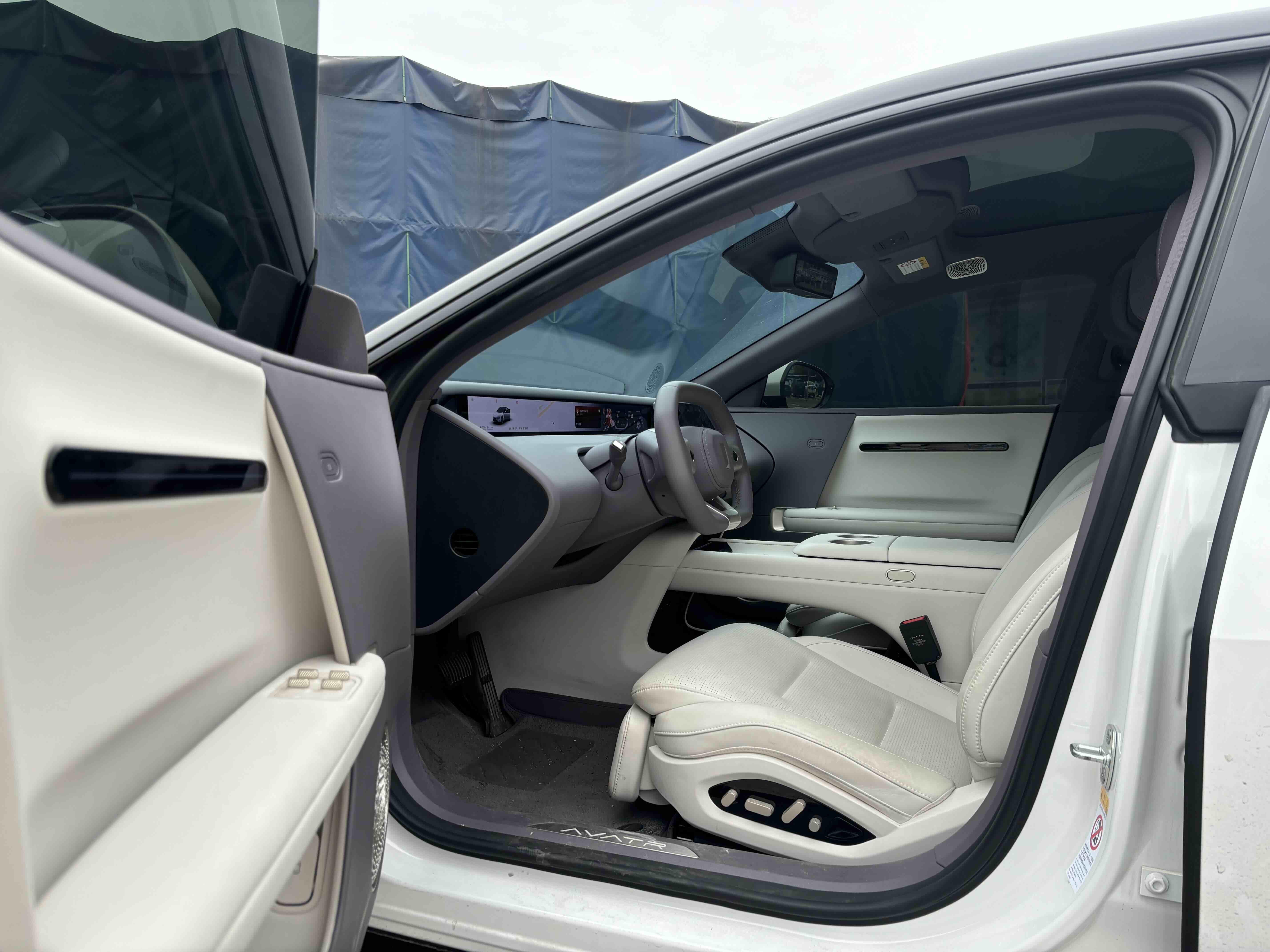 Avatr 06 2025 car image #16