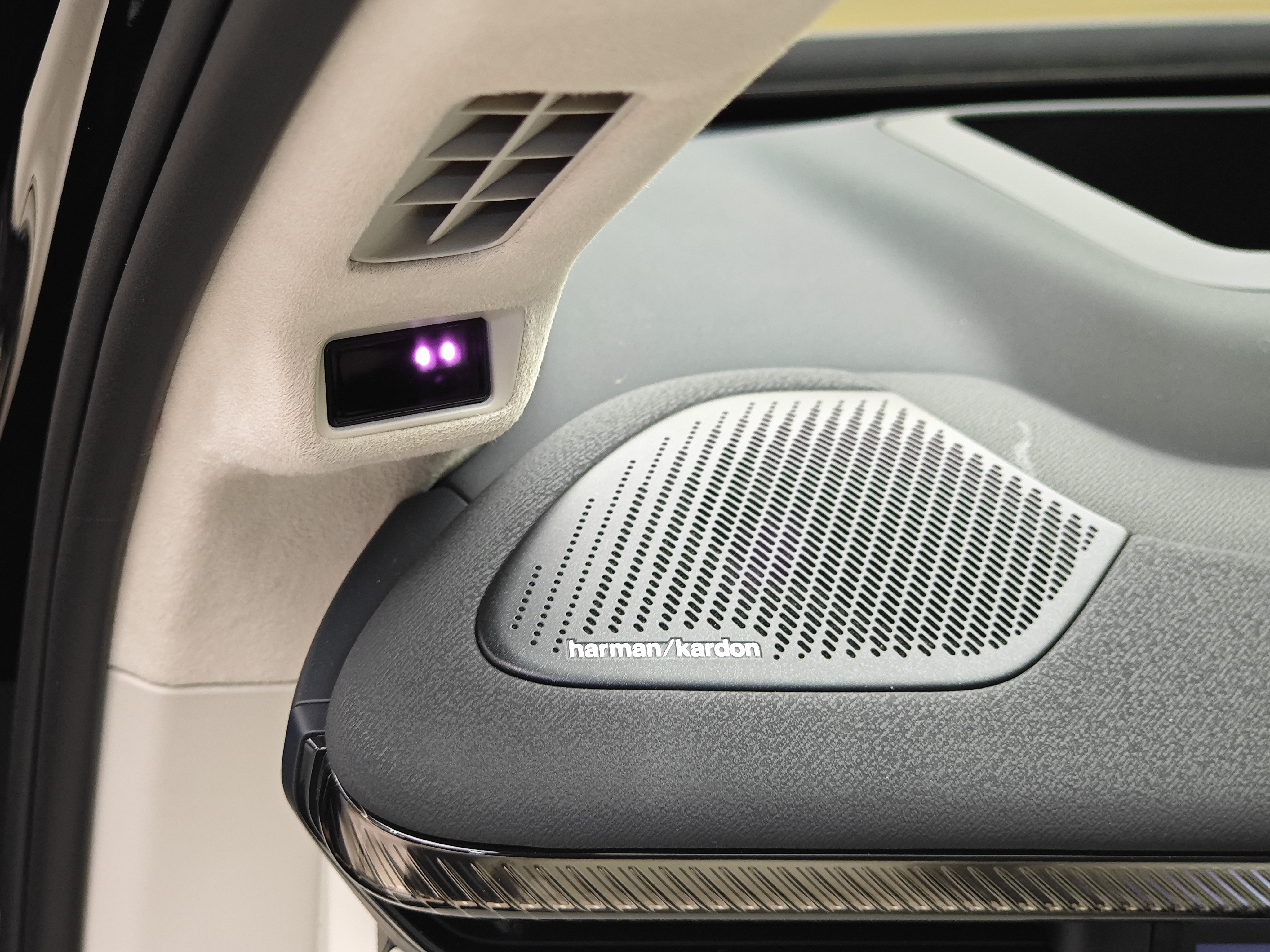 Lynk & Co 900 2025 car image #16