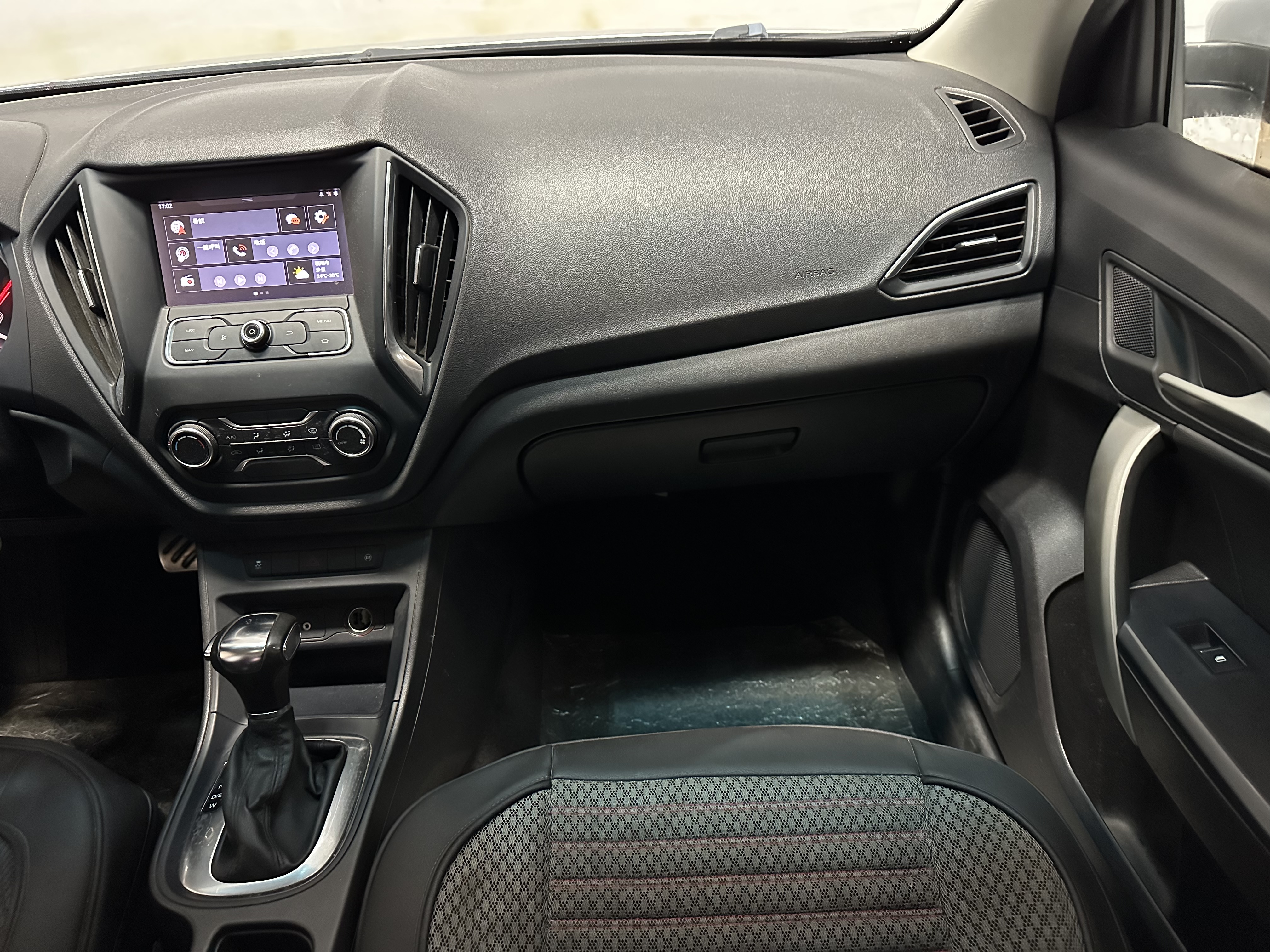 MG GT 2016 car image #16