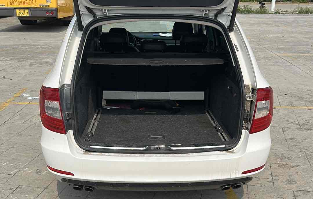 Skoda Superb Combi 2014 car image #16