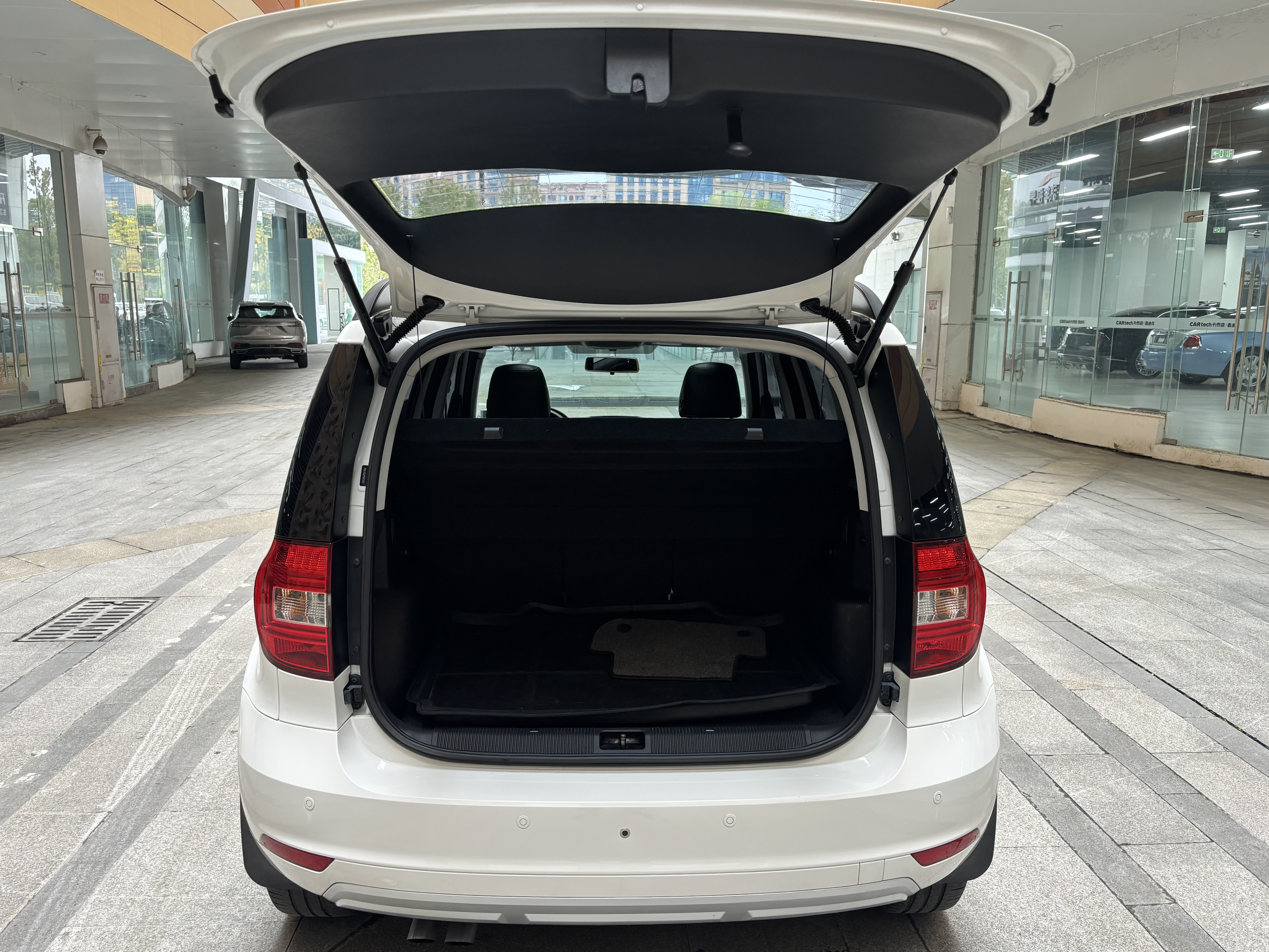 Skoda Yeti 2015 car image #16