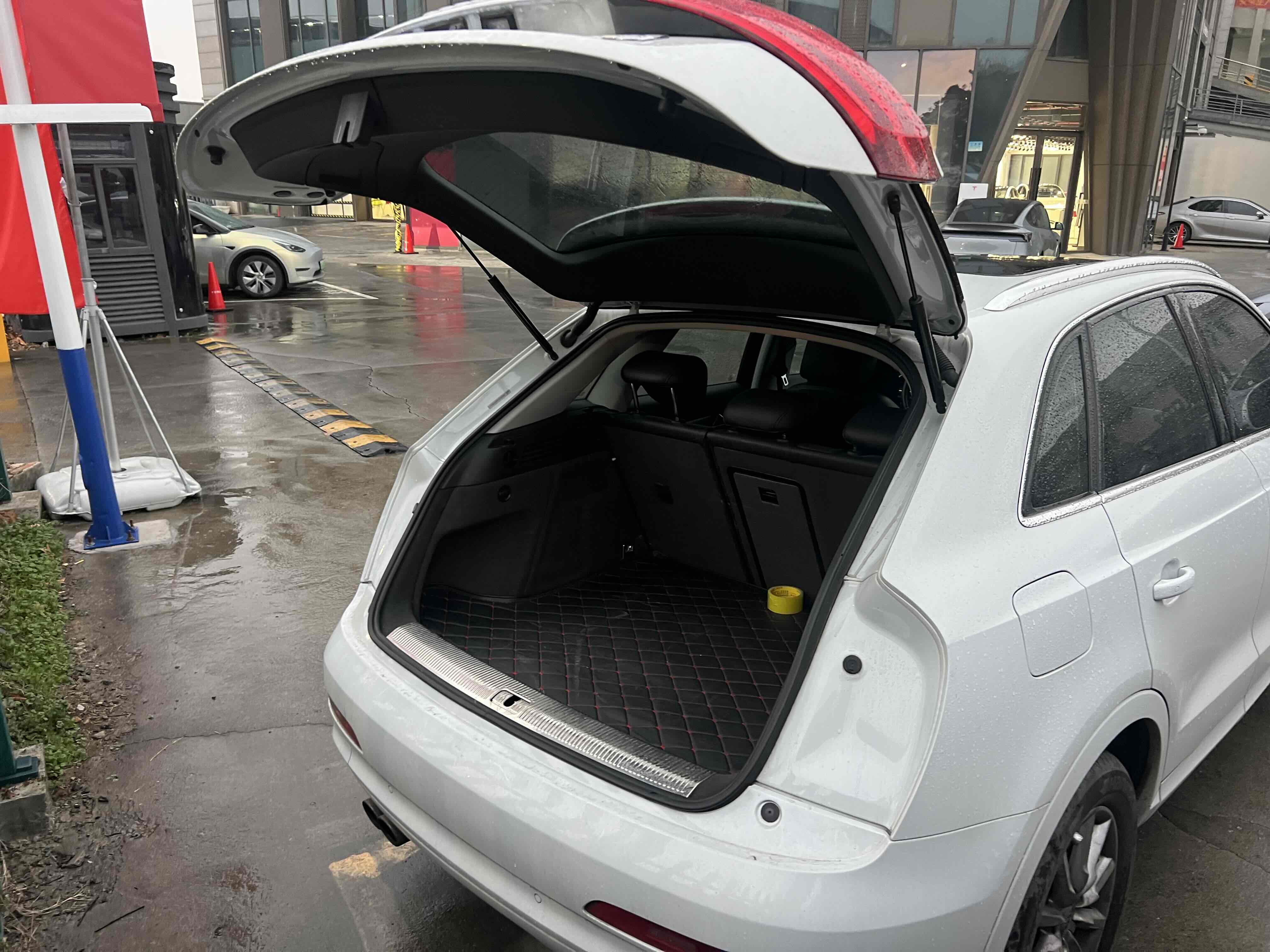 Audi Q3 2016 car image #16