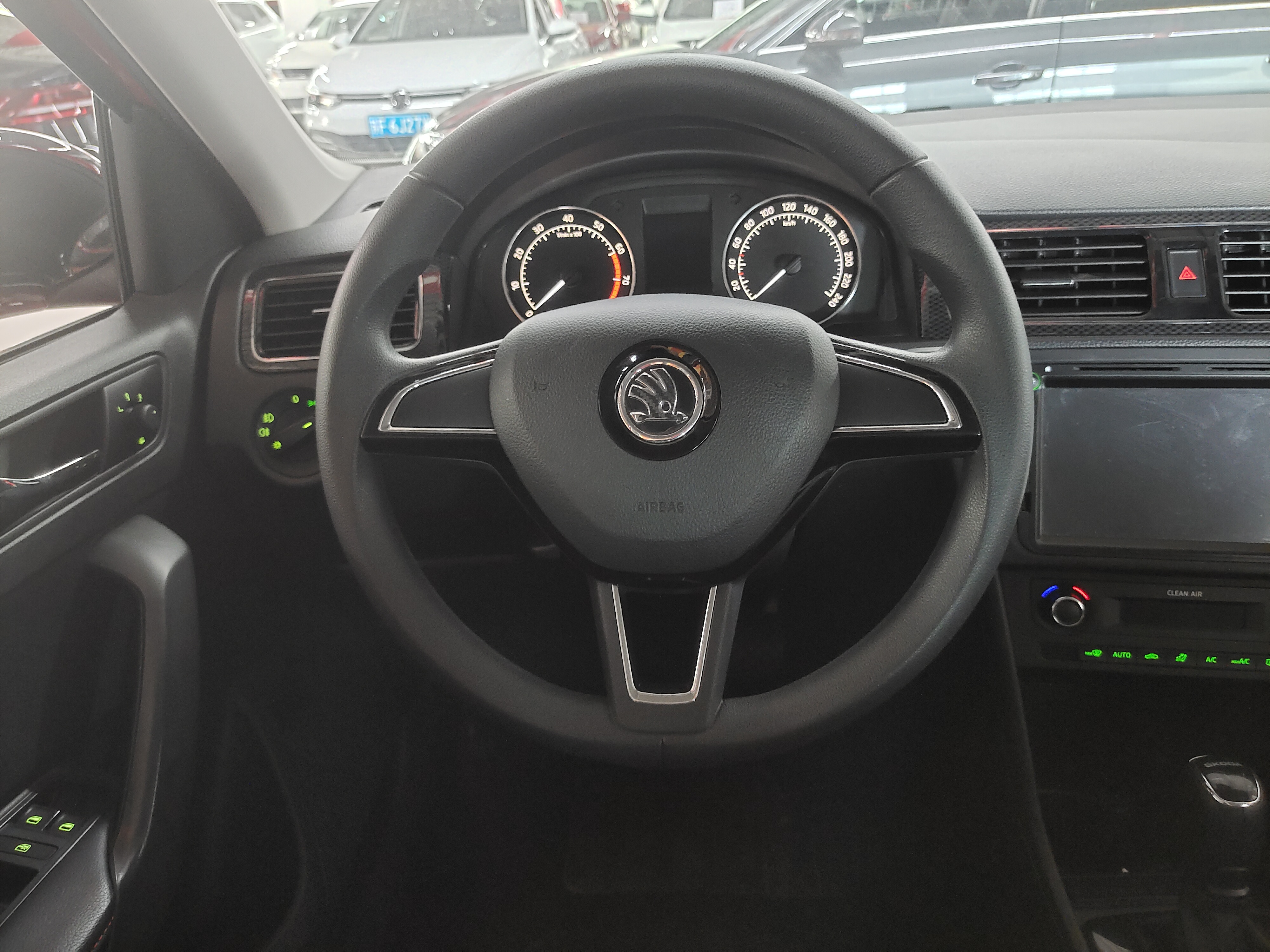 Skoda Rapid Spaceback 2016 car image #16