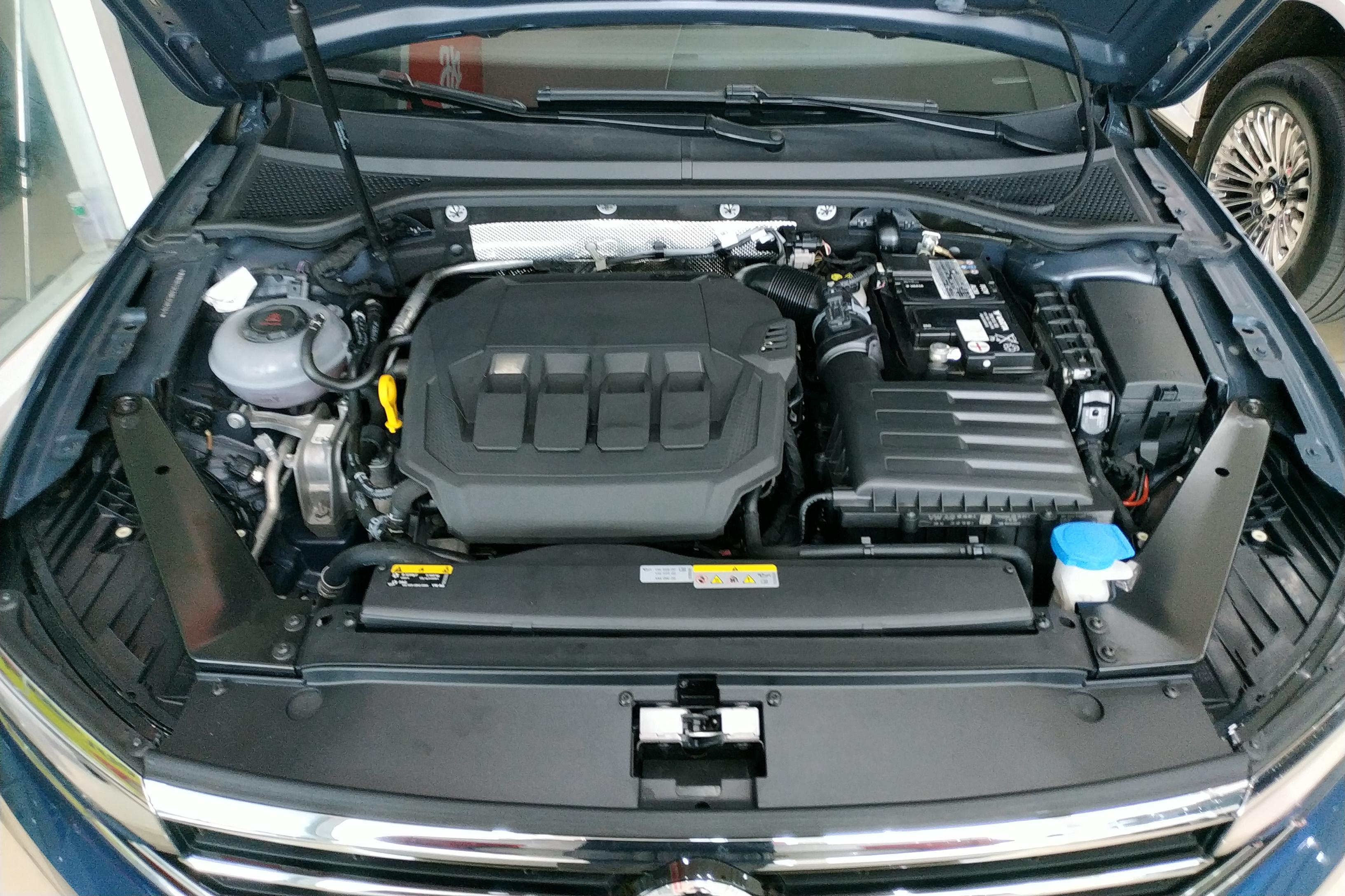 Volkswagen Passat Variant 2023 immagine di auto #16