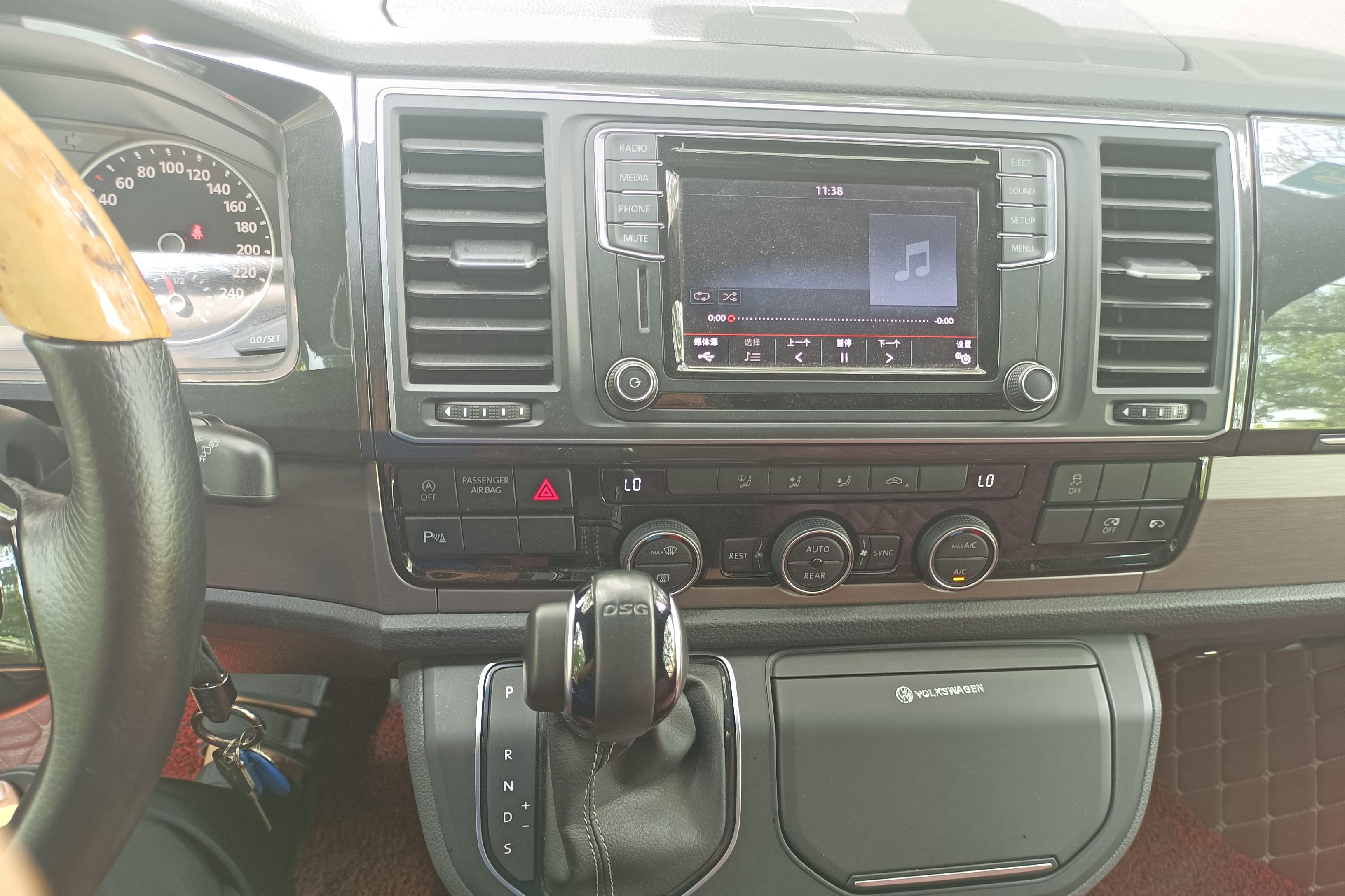 Volkswagen Caravelle 2017 car image #16