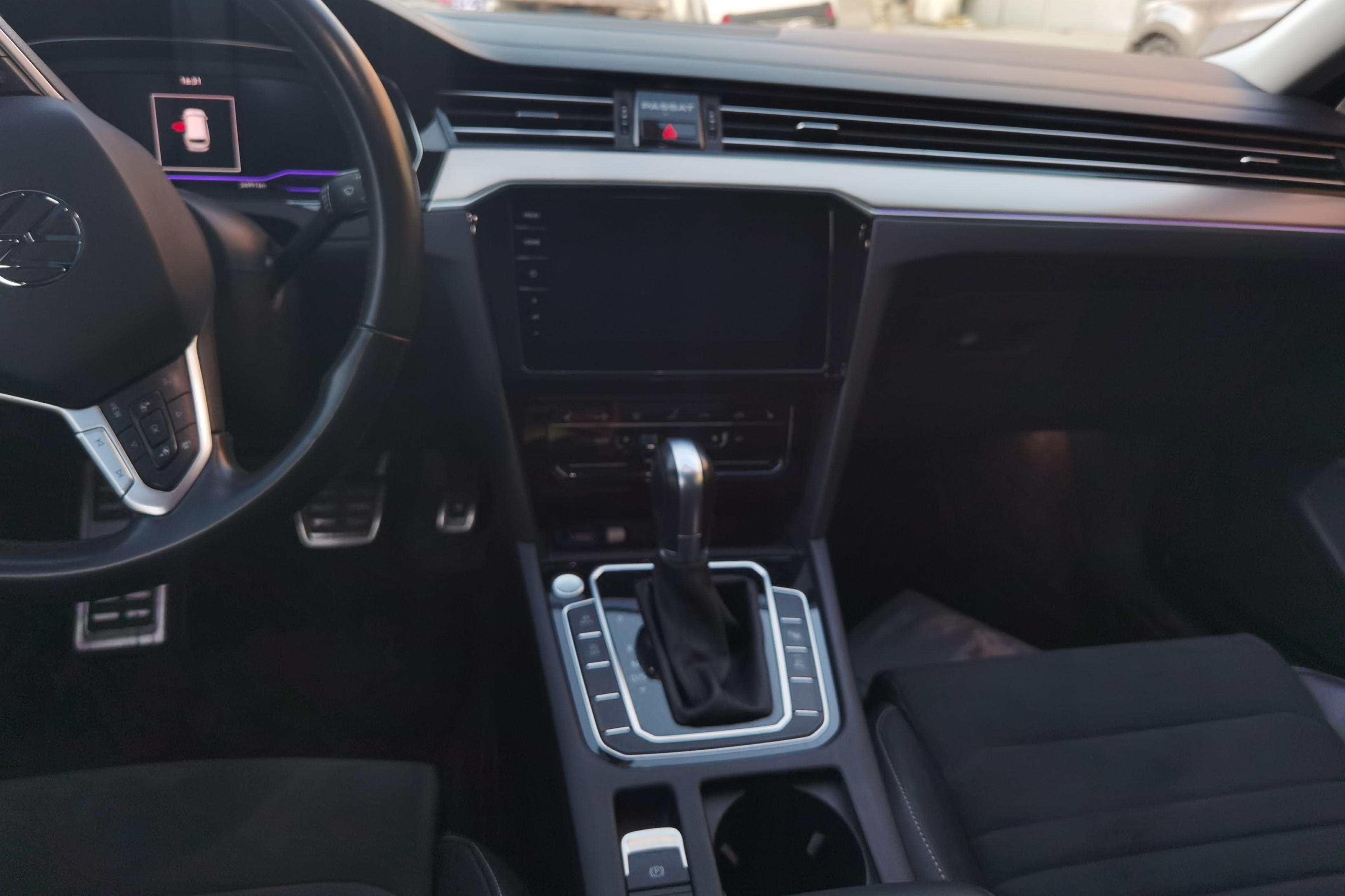 Volkswagen Passat Variant 2023 immagine di auto #16