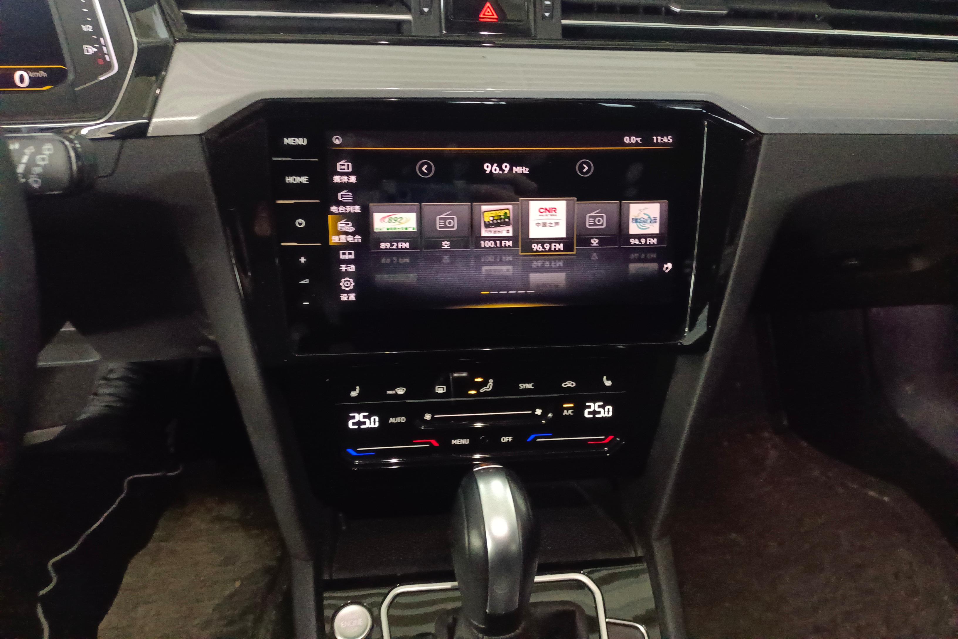 Volkswagen Passat Variant 2023 immagine di auto #16