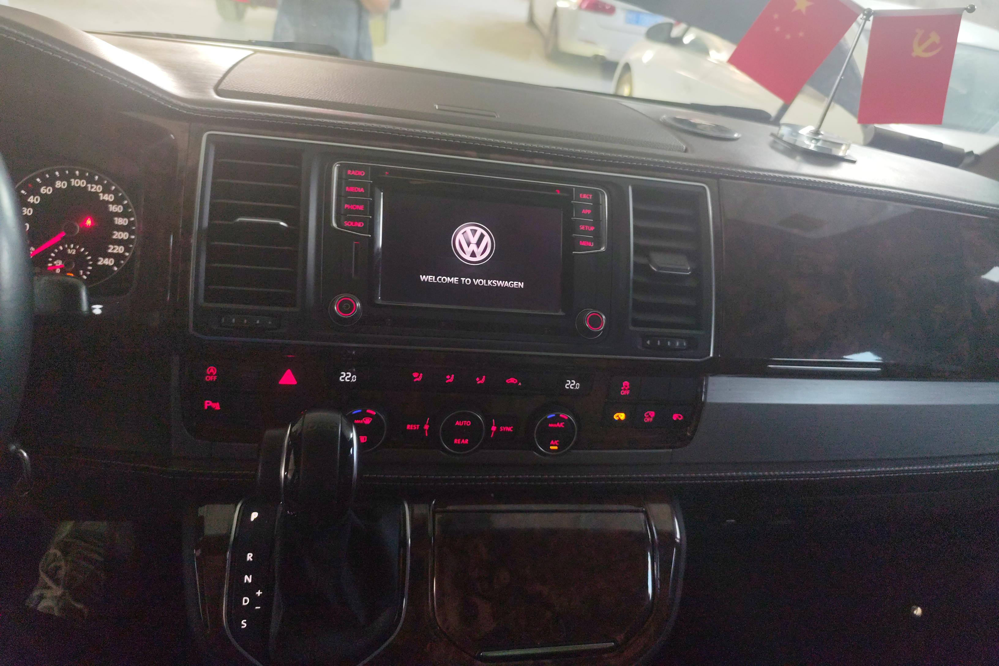 Volkswagen Caravelle 2018 car image #16
