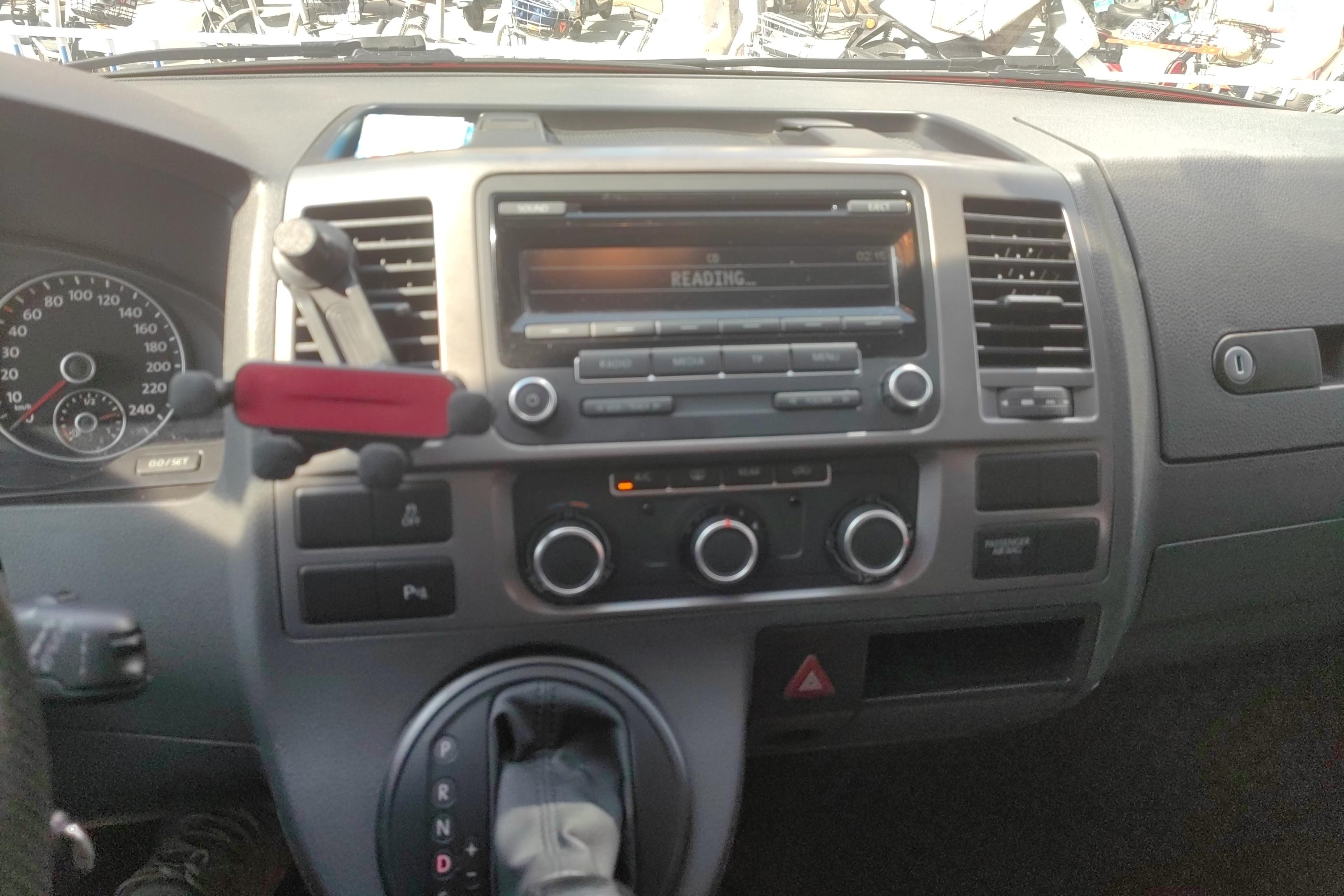 Volkswagen Caravelle 2016 car image #16