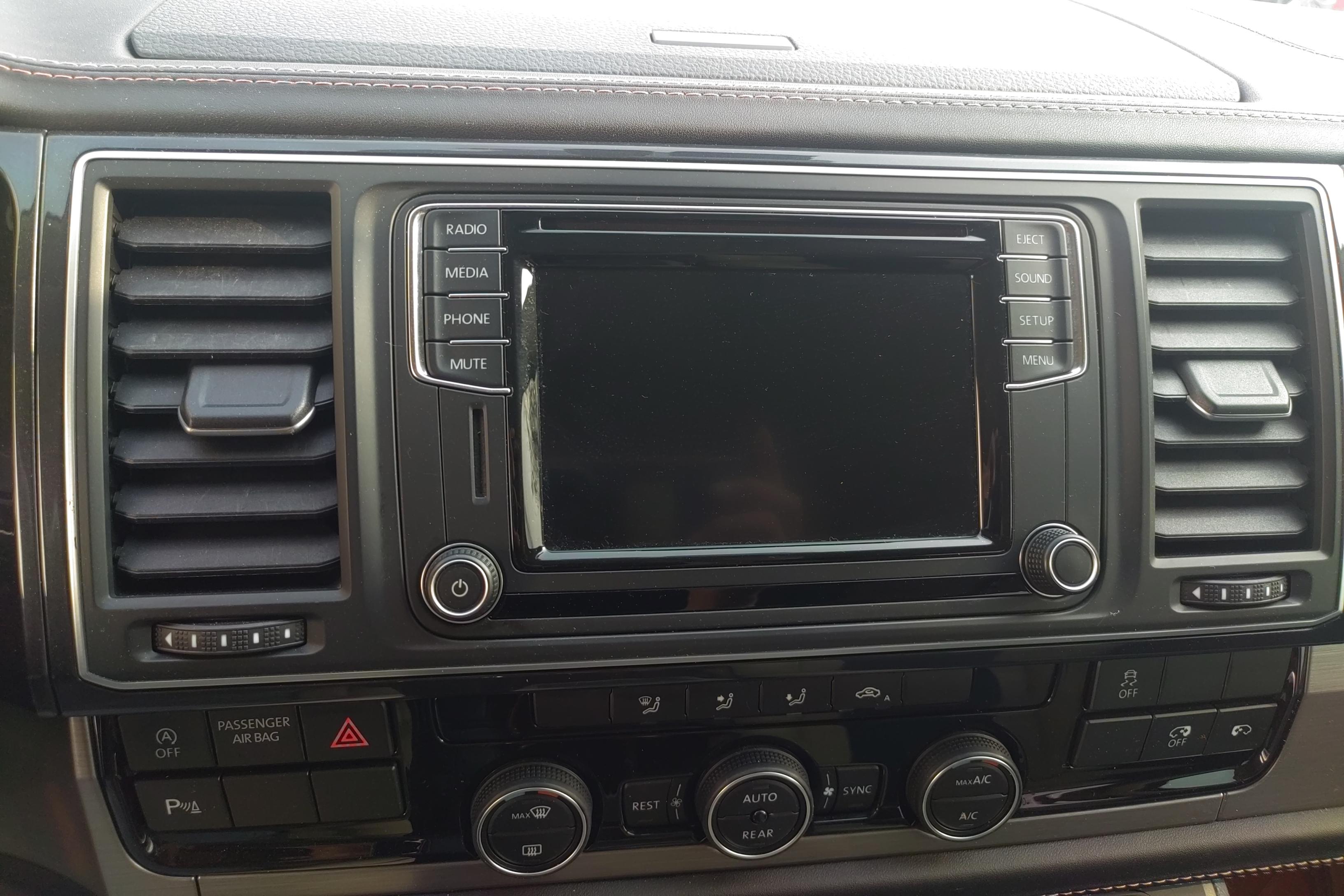 Volkswagen Caravelle 2017 car image #16