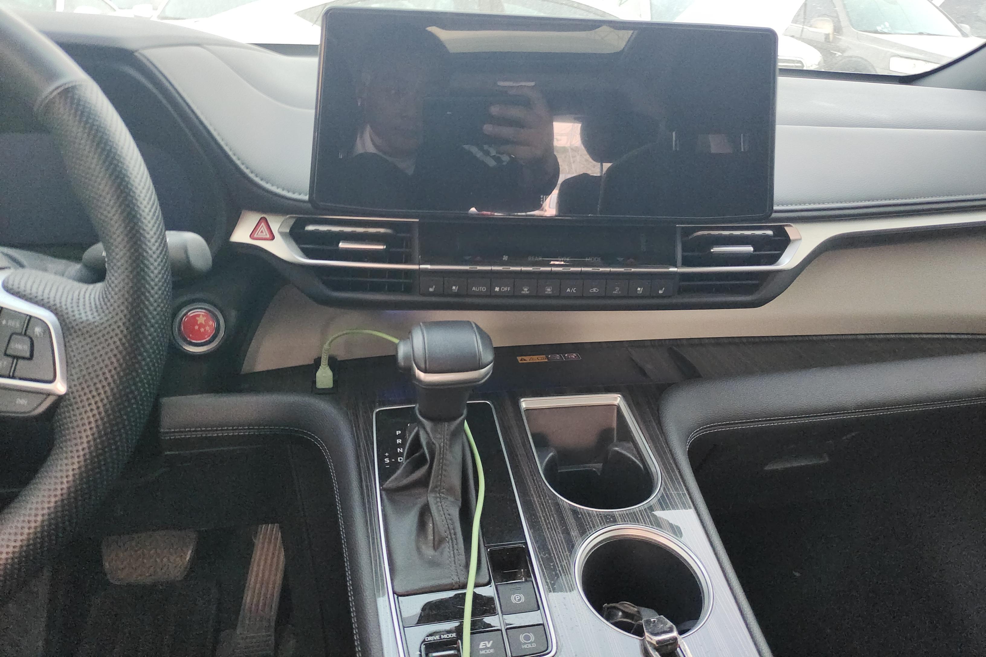 Toyota Granvia 2023 car image #16