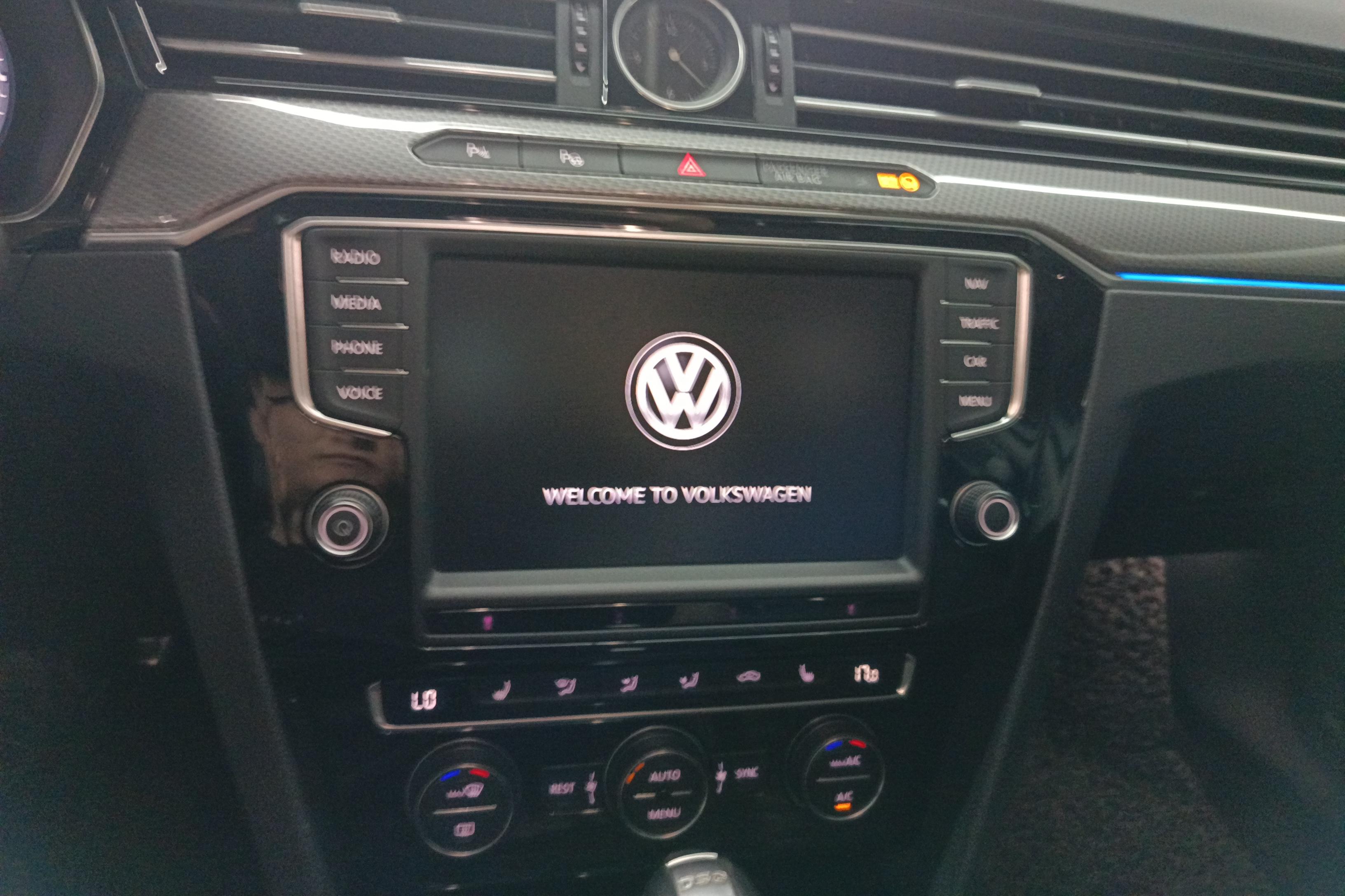 Volkswagen Passat Variant 2018 immagine di auto #16