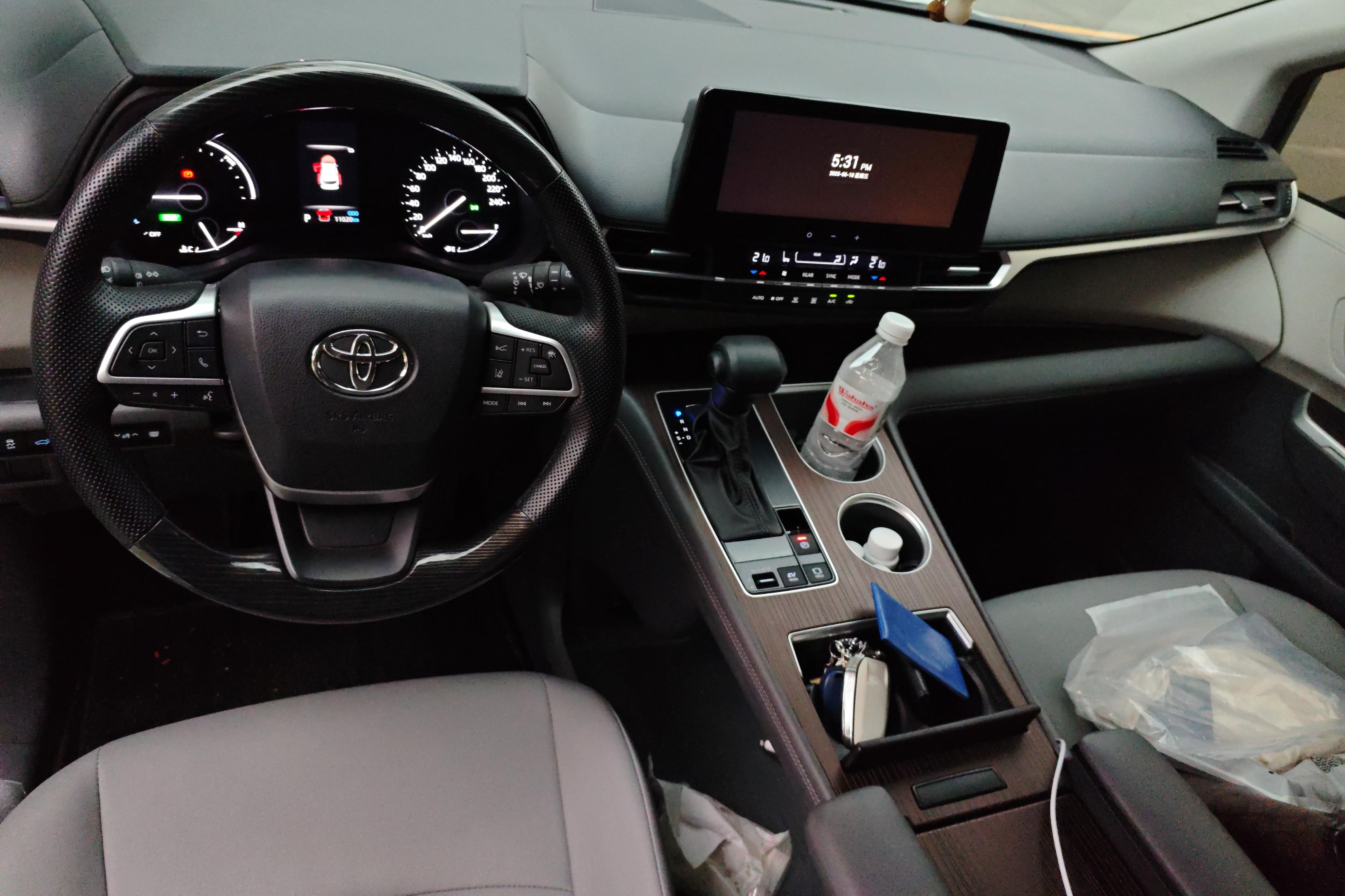 Toyota Granvia 2024 immagine di auto #16