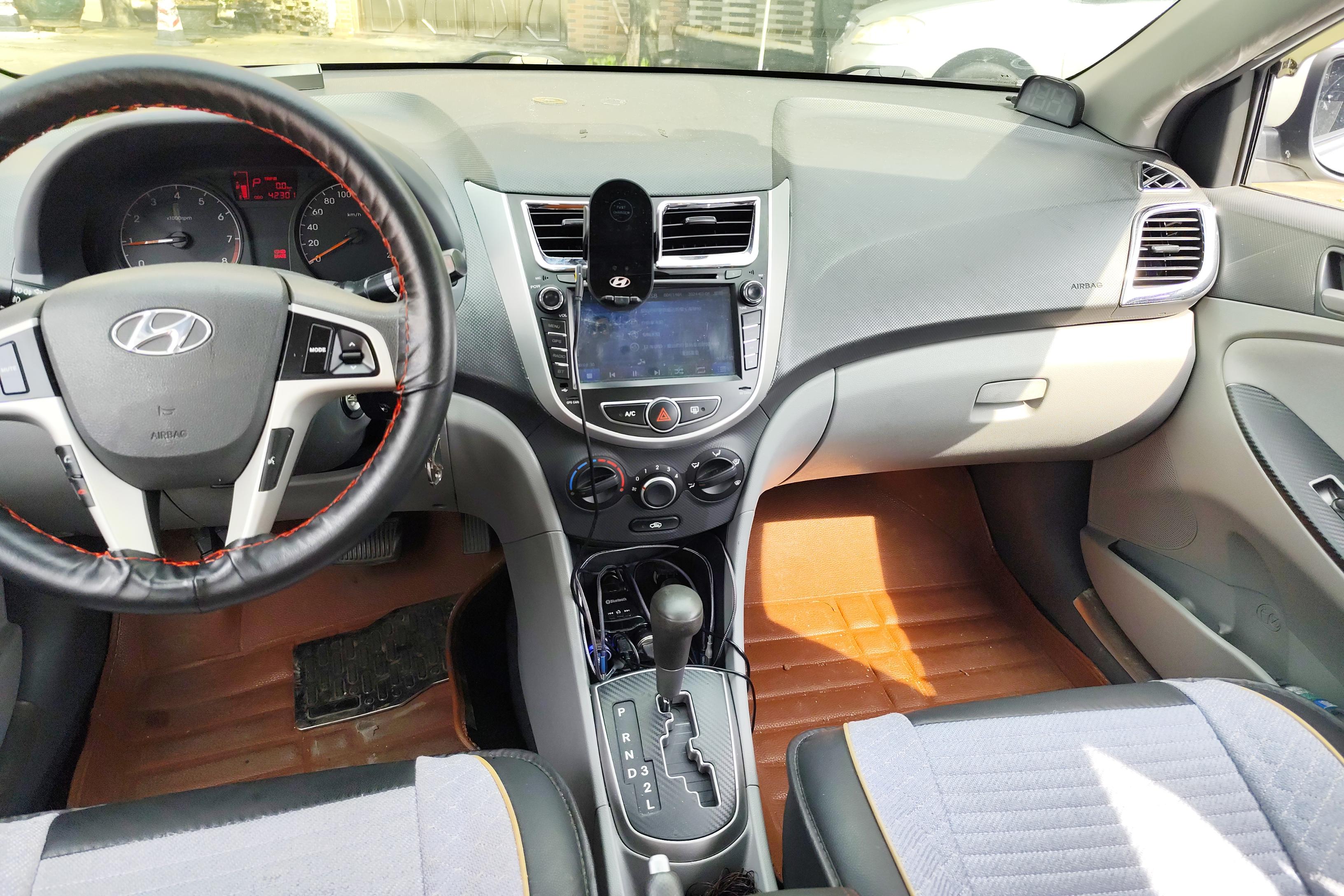 Hyundai Reina 2016 car image #16