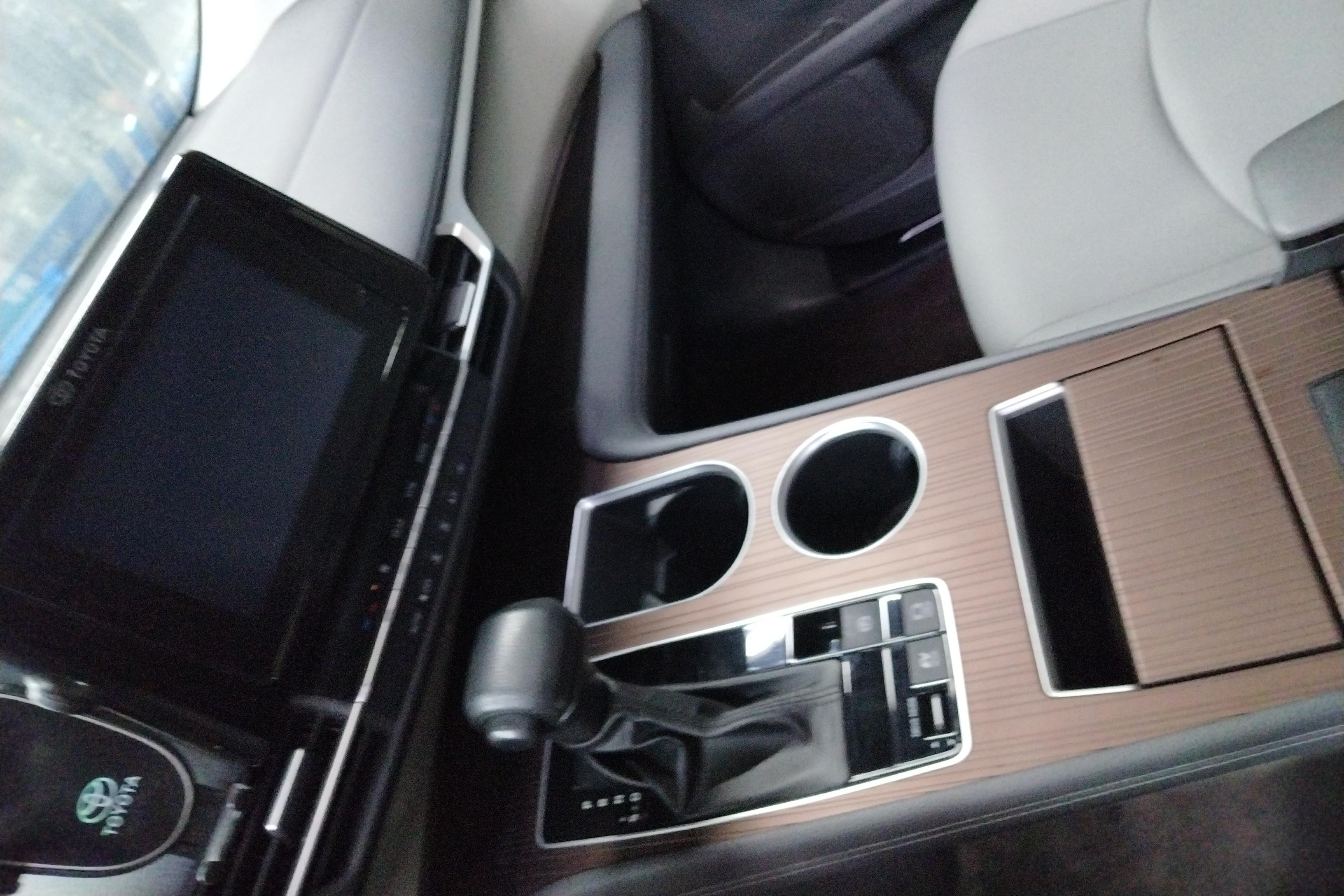 Toyota Granvia 2023 #16 Toyota Granvia 2023 car image #16