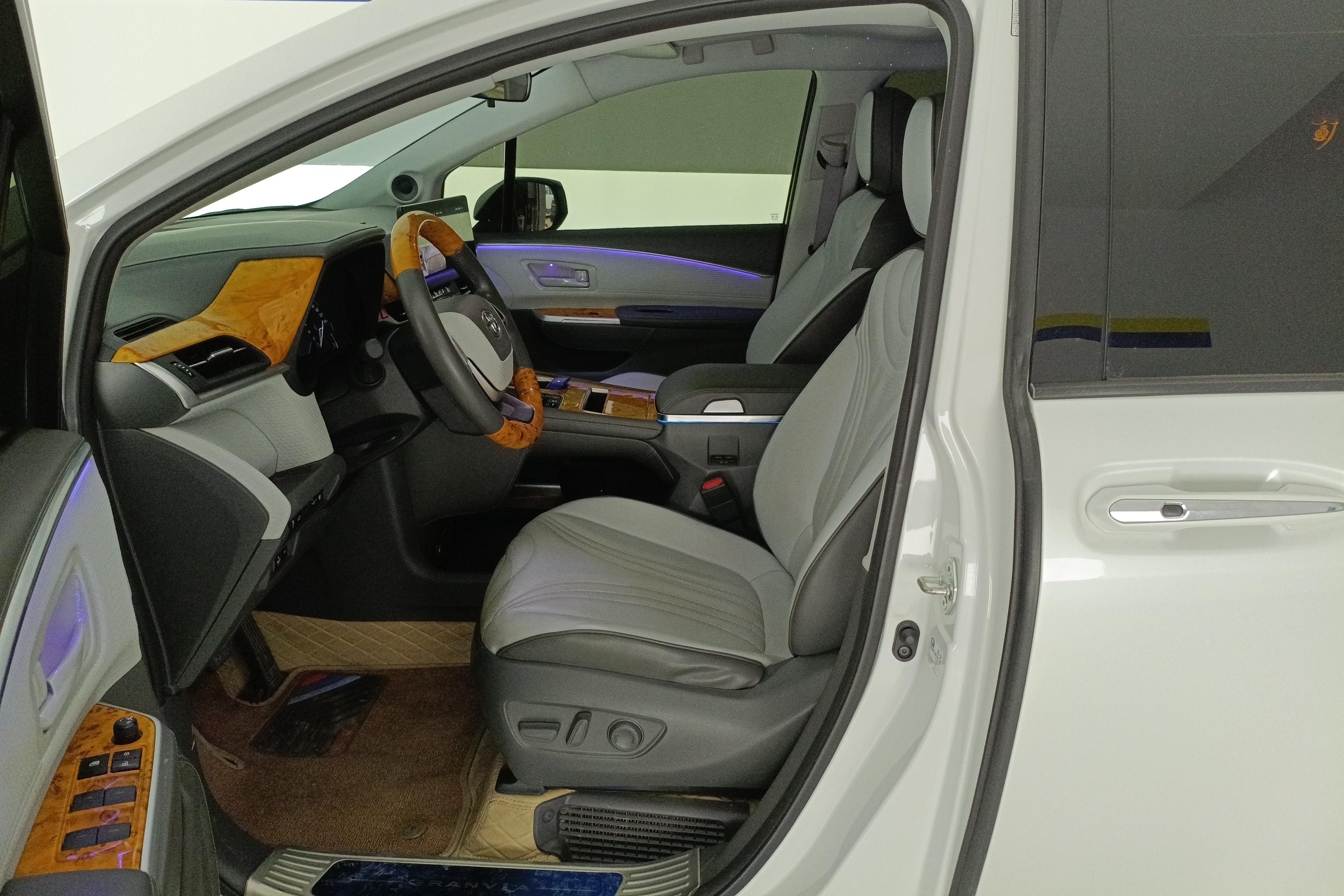 Toyota Granvia 2023 car image #16