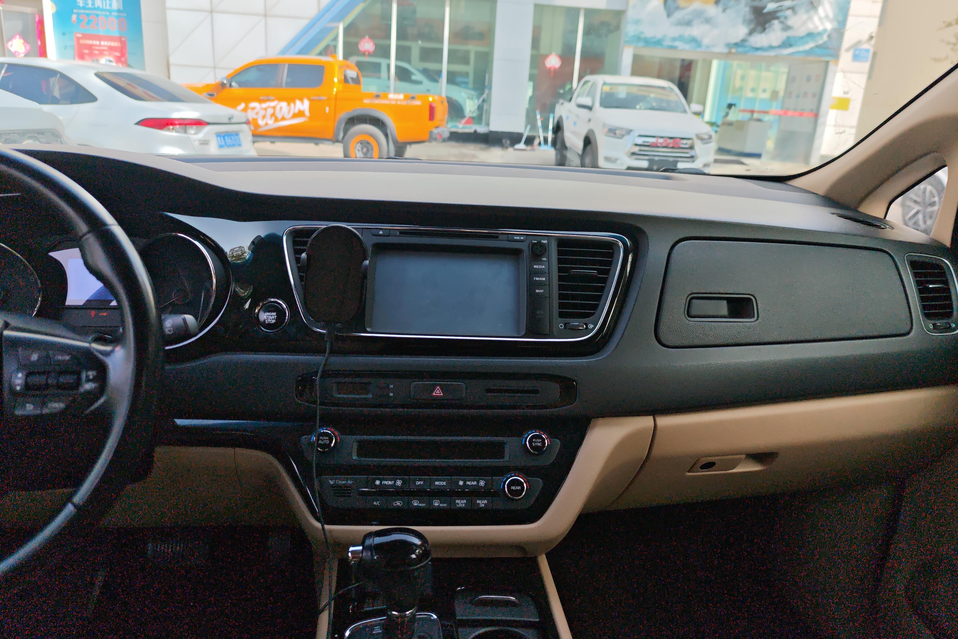 Kia Carnival 2016 immagine di auto #16