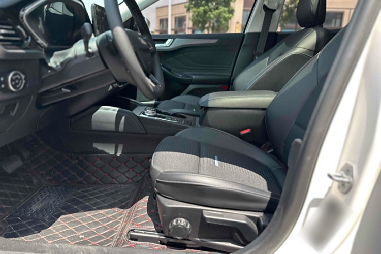 Ford Focus Active 2021 car image #16