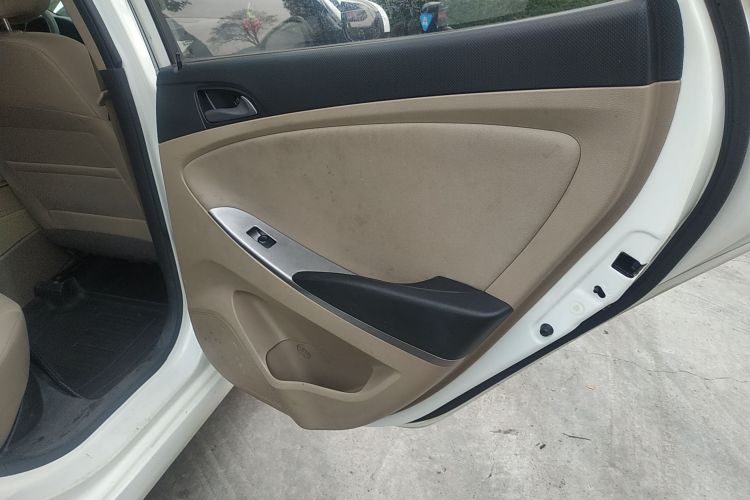 Hyundai Reina 2016 car image #16