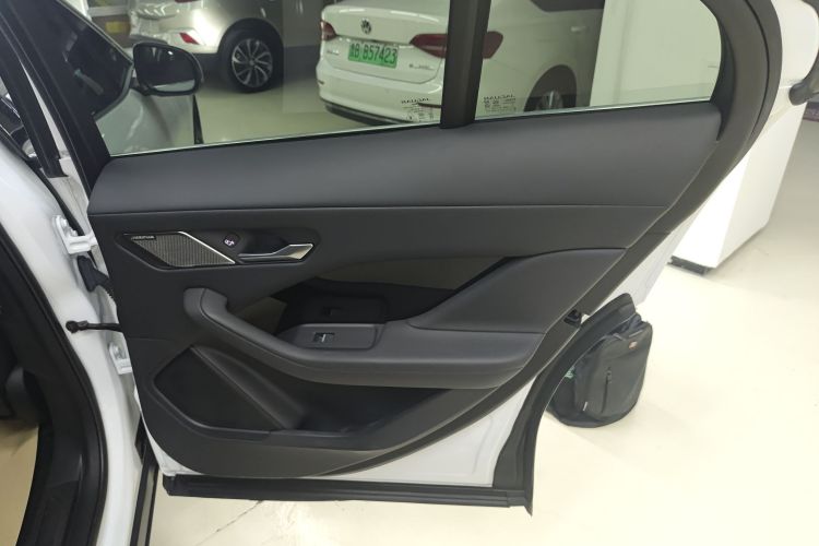 2019 car image #16