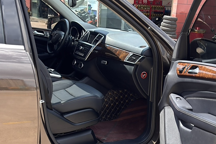 Mercedes-Benz M Class 2015 car image #16