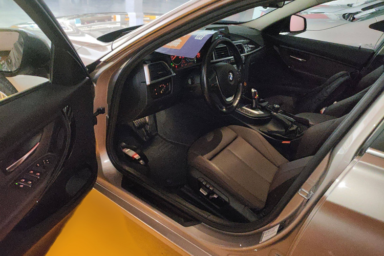 BMW 3 Series 2018 immagine di auto #16