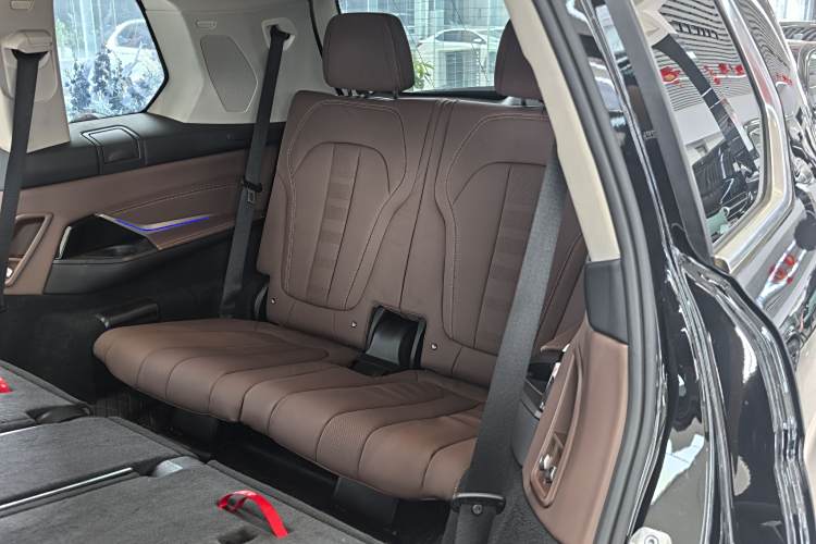 BMW X7 M60i 2022 #16 BMW X7 M60i 2022 car image #16