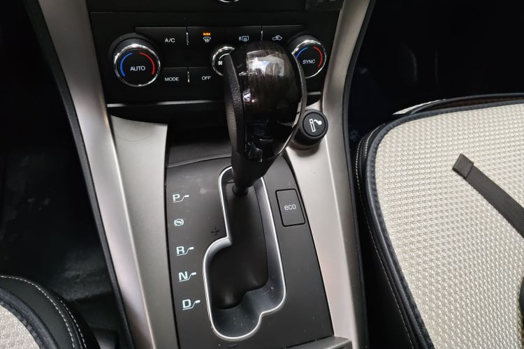 Chevrolet Captiva (Imported) 2015 car image #16