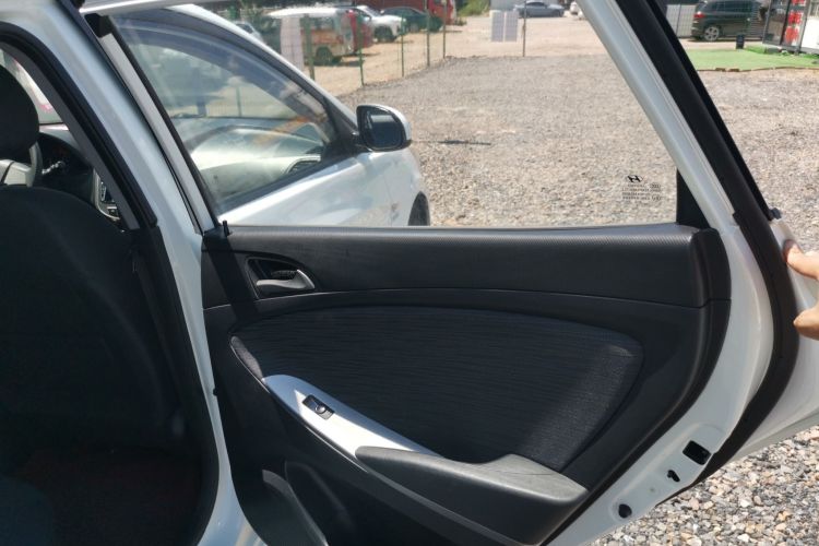 Hyundai Reina Hatchback 2015 car image #16