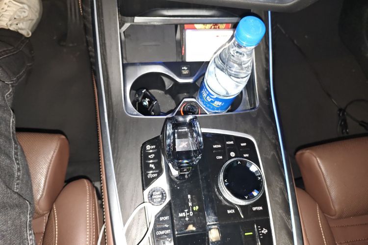 BMW X7 M60i 2021 car image #16