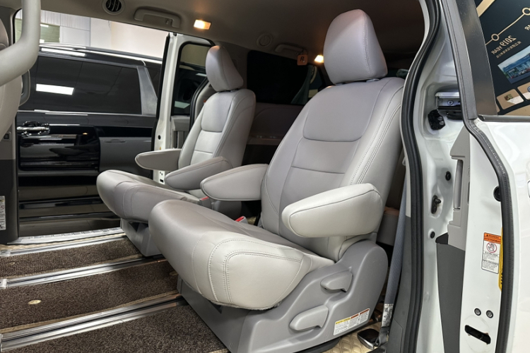 Toyota Sienna 2020 immagine di auto #16