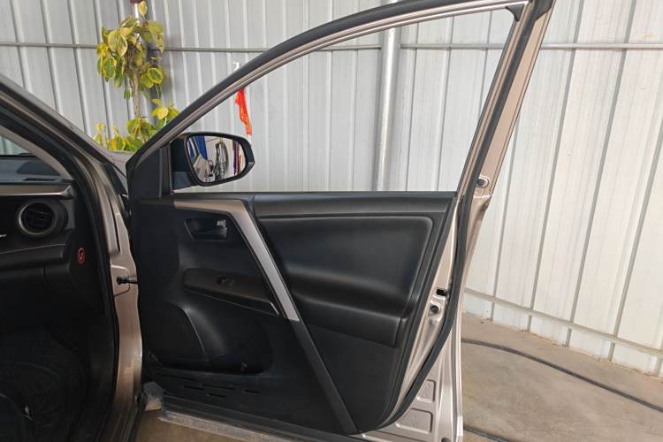 Toyota RAV4 (Imported) 2017 #16 Toyota RAV4 (Imported) 2017 immagine di auto #16