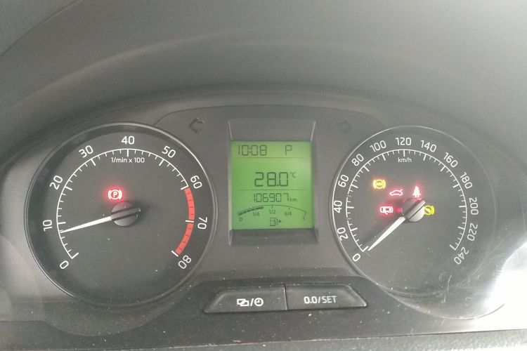 Skoda Rapid 2017 car image #16