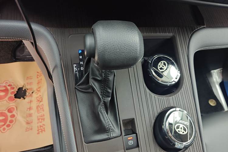 Toyota Granvia 2023 immagine di auto #16