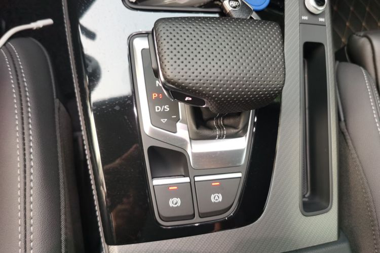 Audi Q5L 2023 car image #16