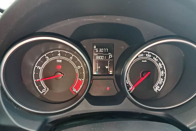 MG GT 2018 car image #16