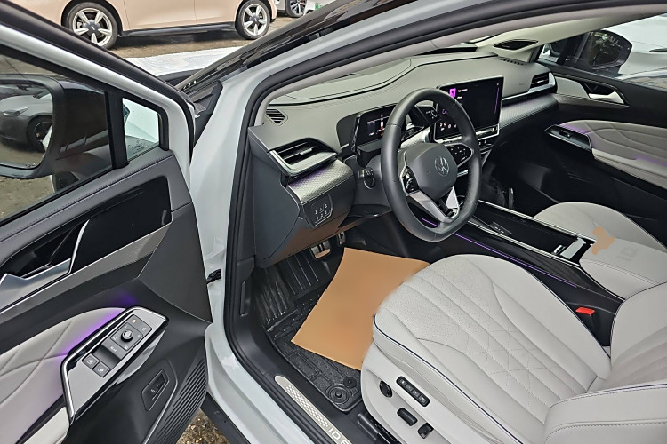 Volkswagen ID.6 X 2024 car image #16