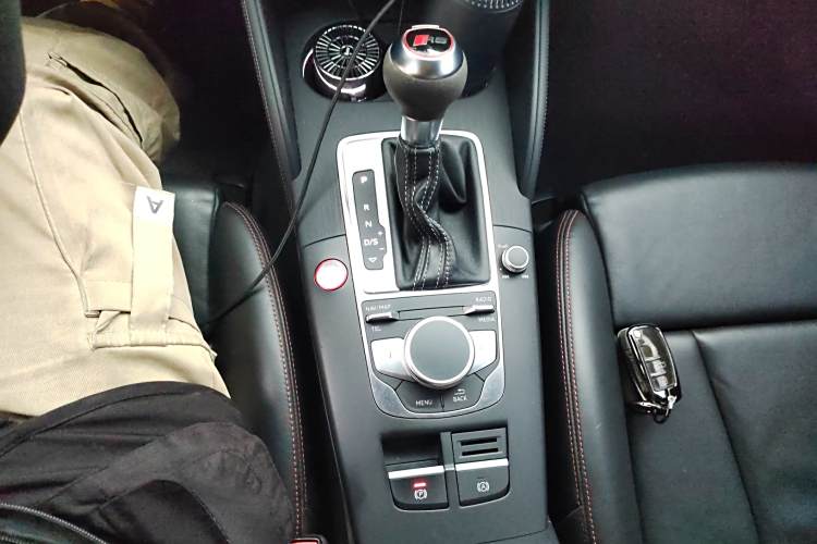 Audi RS 3 2018 car image #16