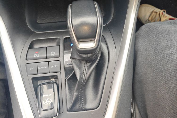 Toyota RAV4 (Imported) 2024 immagine di auto #16