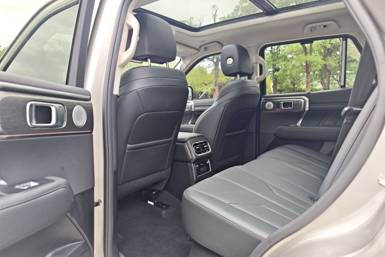 Tank 400 2025 car image #16