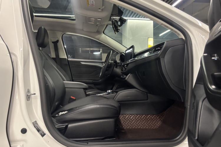 Ford Focus Active 2021 صورة سيارة #16