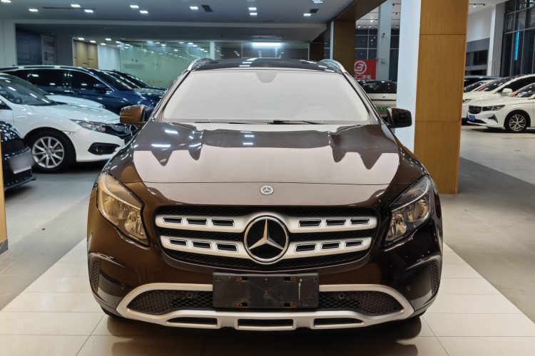 Mercedes-Benz GLA Class 2018 immagine di auto #16