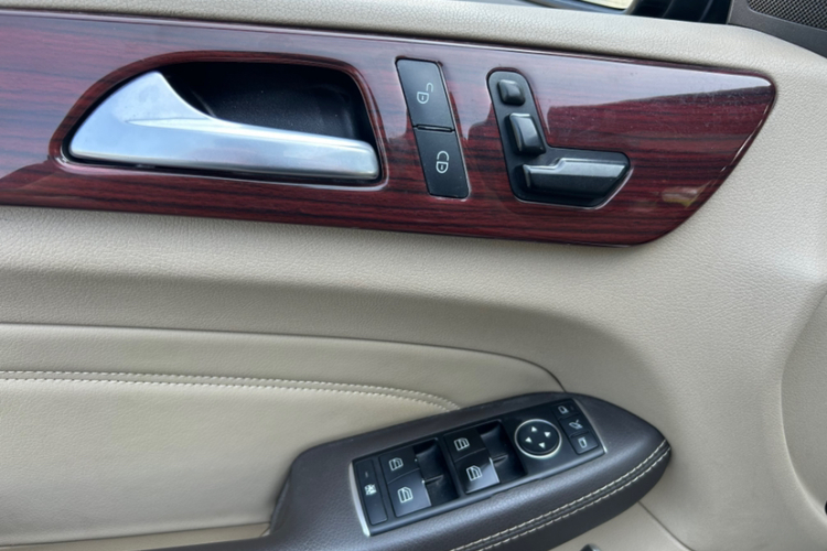 Mercedes-Benz M Class 2015 car image #16