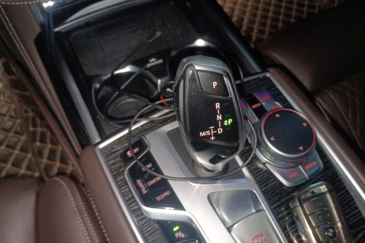 BMW M760Le 2020 car image #16