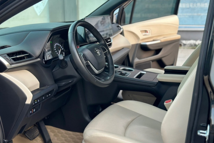 Toyota Granvia 2023 car image #16