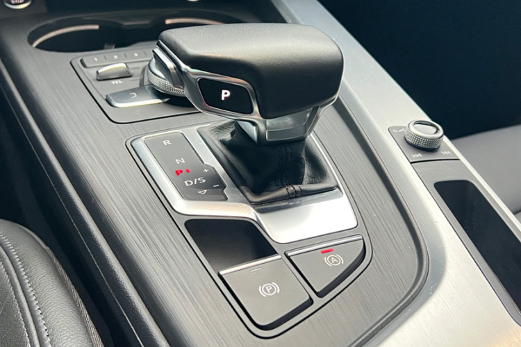 Audi A4 2019 car image #16