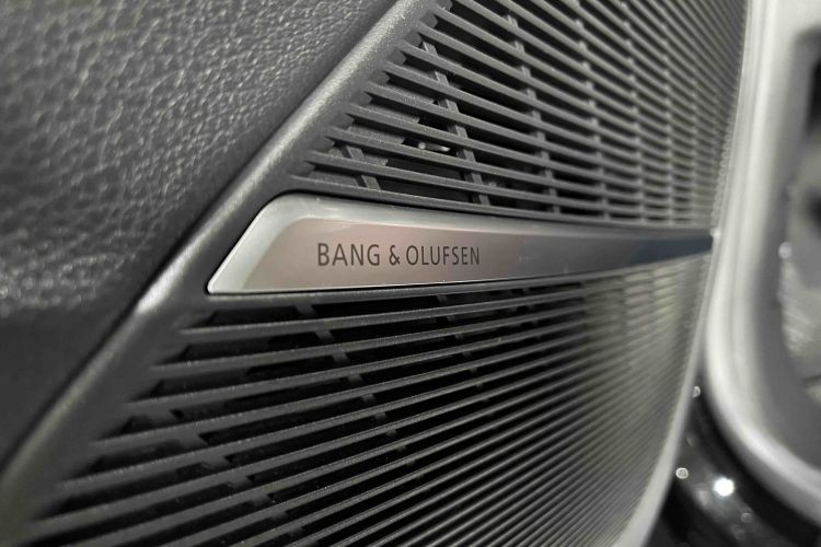 Audi Q8 2023 car image #16