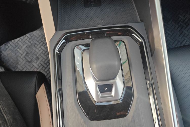 GEELY OkavangoR7 2025 car image #16