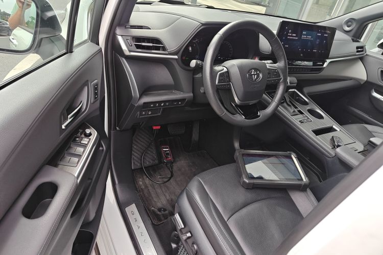 Toyota Granvia 2023 immagine di auto #16